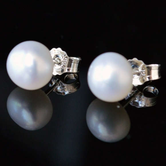 Essential 7mm Cultured Pearl Stud Earrings - Picture 3 of 5